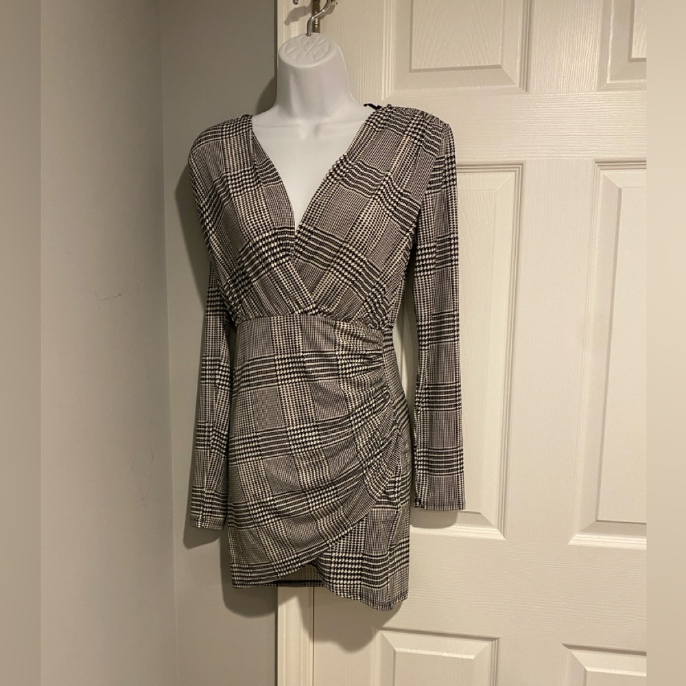 Forever 21 Black and White Plaid Long Sleeve Dress